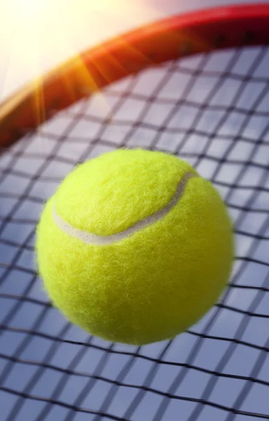 Bola y raqueta —  Fotos de Stock